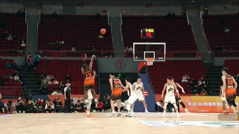 百家乐模拟器-23分大胜、豪取7连胜！山东男篮13记3分引爆全场，邱彪多次发飙